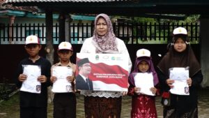 JQR Bagikan Seragam Sekolah Gratis untuk Yatim Piatu di Surade Sukabumi