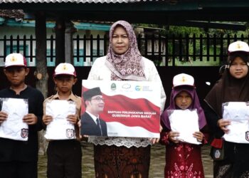 JQR Bagikan Seragam Sekolah Gratis untuk Yatim Piatu di Surade Sukabumi