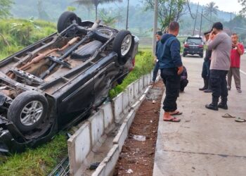 Brak! Avanza Hitam Terguling di Depan Mapolsek Nyalindung