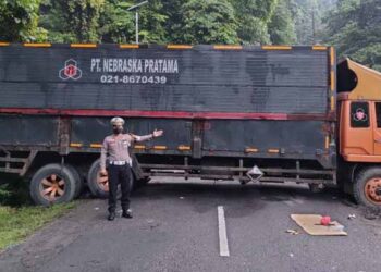 Cerita Sopir Truk Kontainer yang Melintang di Cisarakan: Tak Ada Rambu, Jalanan Gelap, Nyasar Gara-gara Google Maps