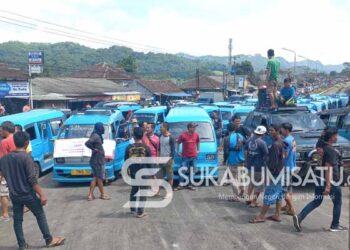 Mobil Rusak & Setoran Kurang, Derita Sopir Angkot Terdampak Jalan Pelabuhan II Sukabumi yang Rusak Parah