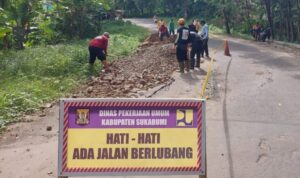 Jelang Nataru, Dinas PU dan Polres Sukabumi Berkolaborasi Perbaiki Jalan Jajaway Palabuhanratu