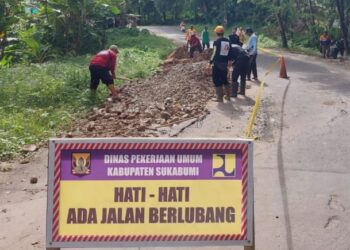 Jelang Nataru, Dinas PU dan Polres Sukabumi Berkolaborasi Perbaiki Jalan Jajaway Palabuhanratu