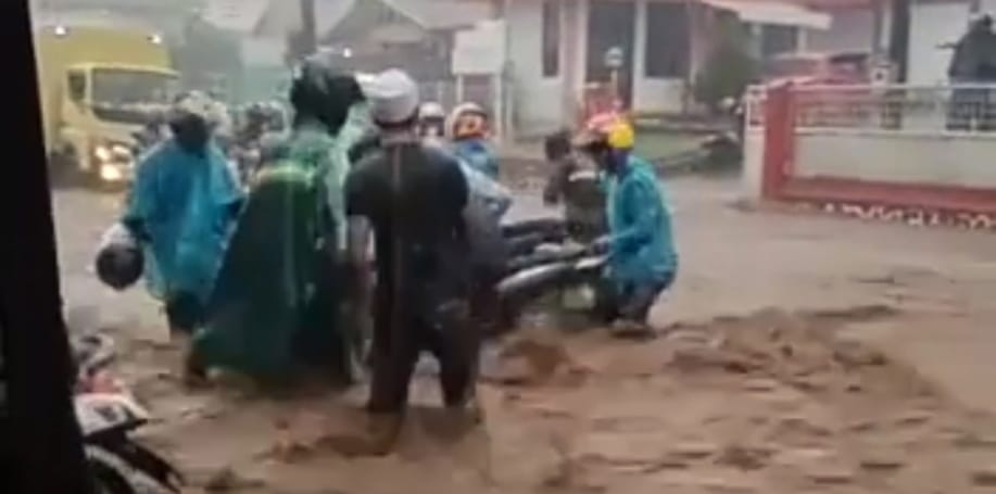 Terungkap! Ini Penyebab Banjir Parah Sebabkan Lalin Sukabumi-Cianjur Macet Total di Sukalarang
