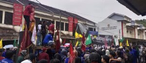 Lagi, Ratusan Massa Mahasiswa Geruduk Kantor KPU Kabupaten Sukabumi