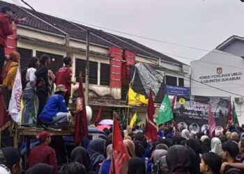 Lagi, Ratusan Massa Mahasiswa Geruduk Kantor KPU Kabupaten Sukabumi