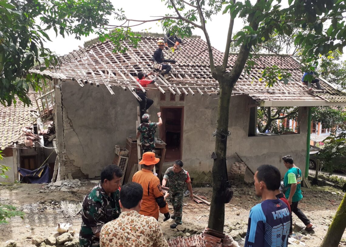 Kodim 0622 Kab Sukabumi Bantu Evakuasi Korban Pergerakan Tanah di Pasir Suren