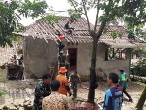Kodim 0622 Kab Sukabumi Bantu Evakuasi Korban Pergerakan Tanah di Pasir Suren