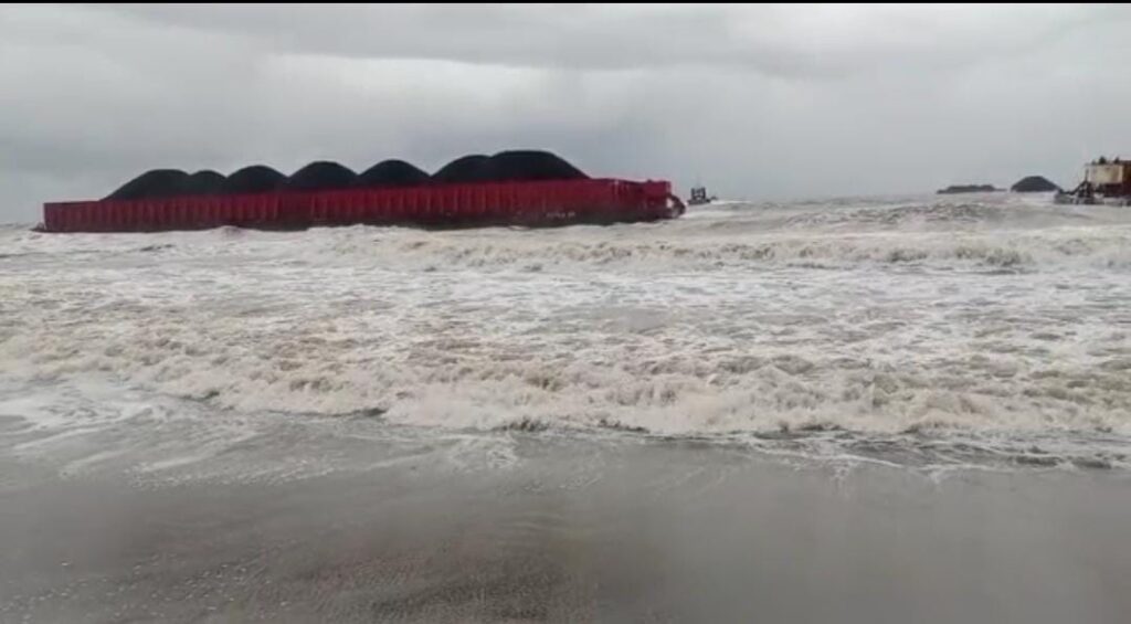Tersapu Badai, Empat Kapal Tongkang Terdampar di Pantai Palabuhanratu