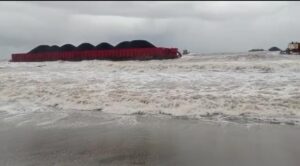 Tersapu Badai, Empat Kapal Tongkang Terdampar di Pantai Palabuhanratu