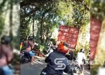 Hampir Lindas Pemotor, Kecelakaan Truk Kontainer di Palabuhanratu Bikin Macet