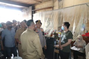 Minyak Goreng Bersubsidi Langka, Polisi Sidak di Pasar Cibadak Sukabumi