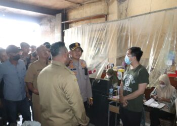 Minyak Goreng Bersubsidi Langka, Polisi Sidak di Pasar Cibadak Sukabumi