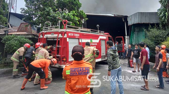 Kebakaran Hebat Landa Pabrik Per Mobil di Citamiang Sukabumi