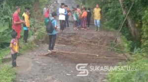 Longsor Putus Akses Jembatan Penghubung Antar Kampung di Bantargadung Sukabumi
