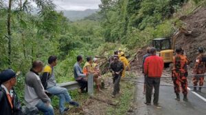 Longsor di Tanjakan Cipeucang Ciemas Sukabumi, Satu Motor Masih Tertimbun