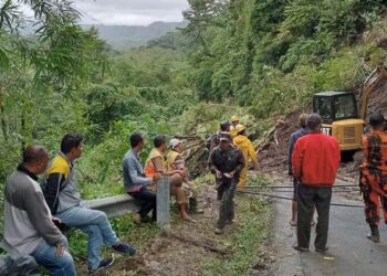 Longsor di Tanjakan Cipeucang Ciemas Sukabumi, Satu Motor Masih Tertimbun