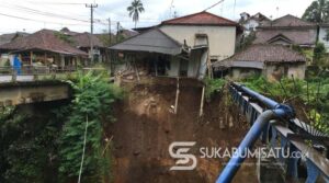 Viral! Detik-detik Sebuah Rumah Ambruk ke Sungai di Cibadak Sukabumi