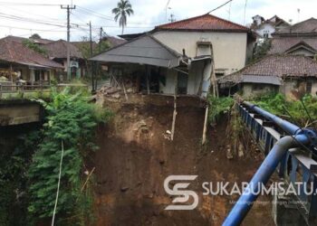 Viral! Detik-detik Sebuah Rumah Ambruk ke Sungai di Cibadak Sukabumi