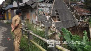Tinjau Rumah Tergerus Longsor di Pinggir Sungai, Camat Cibadak: Perlu Normalisasi