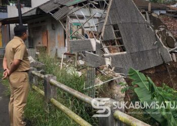 Tinjau Rumah Tergerus Longsor di Pinggir Sungai, Camat Cibadak: Perlu Normalisasi