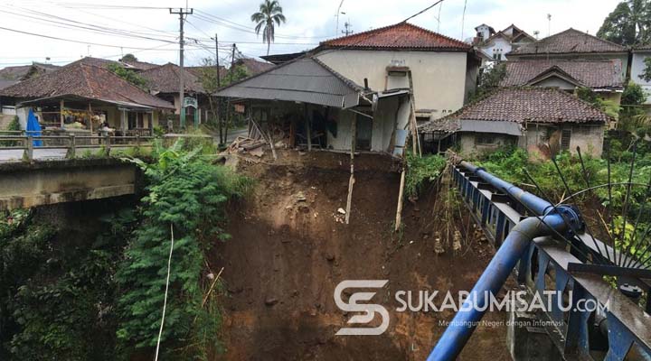 Viral! Detik-detik Sebuah Rumah Ambruk ke Sungai di Cibadak Sukabumi