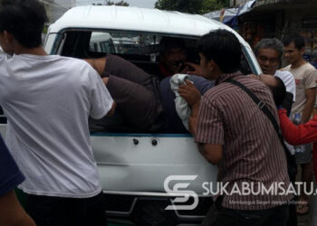 Tabrakan Angkot vs Colt L300 di Cibadak, Sopir dan Seorang Penumpang Dilarikan ke Rumah Sakit