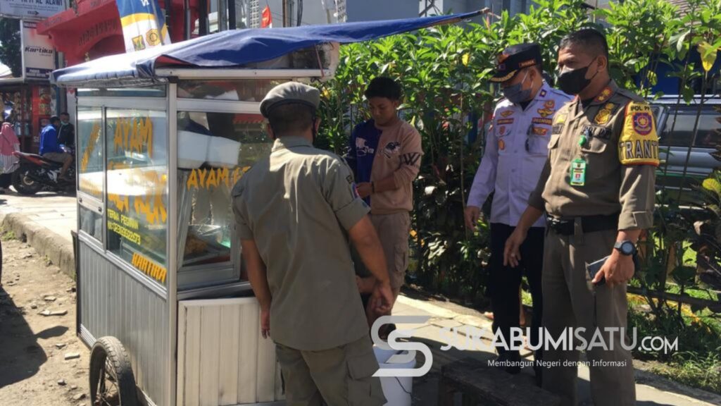 Satpol PP Kabupaten Sukabumi Sosialisasikan Penertiban PKL di Cibadak