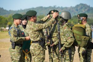 Pangkostrad Pimpim Penutupan Latihan Standarisasi Prajurit Kostrad Cakra XIV di Pantai Palangpang Sukabumi