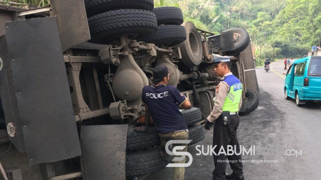 Jalan Minim Penerangan, Truk Bermuatan 30 Ton Batu Bara Terguling di Cikembar Sukabumi
