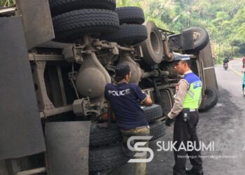 Jalan Minim Penerangan, Truk Bermuatan 30 Ton Batu Bara Terguling di Cikembar Sukabumi