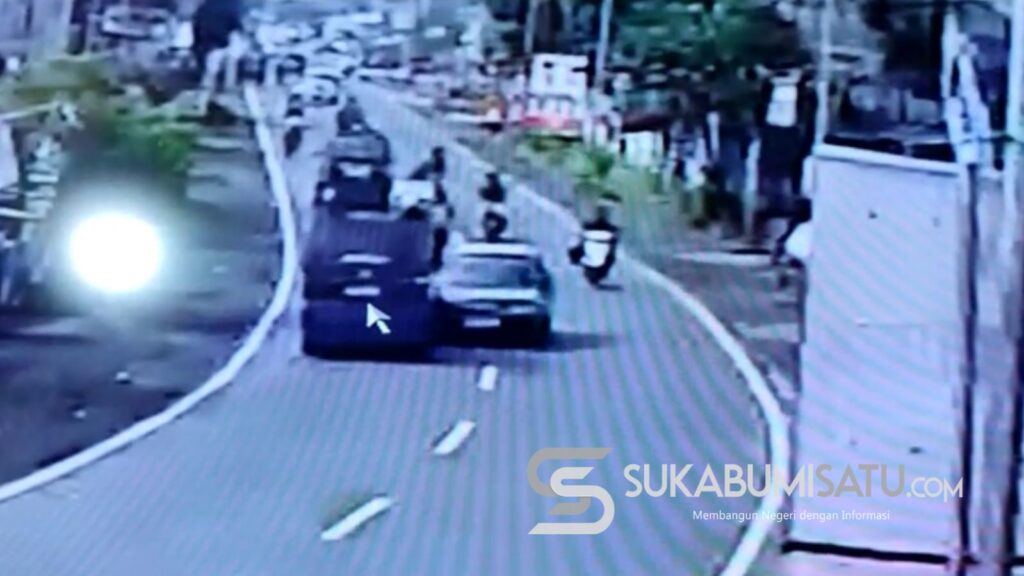 Terekam CCTV, Mobil Sedan Oleng ke Kanan Tabrak Angkot di Parungkuda Sukabumi