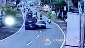 Terekam CCTV, Mobil Sedan Oleng ke Kanan Tabrak Angkot di Parungkuda Sukabumi