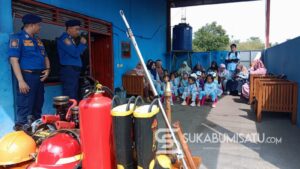 Seru! Puluhan Siswa PAUD Seruling Kunjungi POS DAMKAR VI Sukaraja Sukabumi