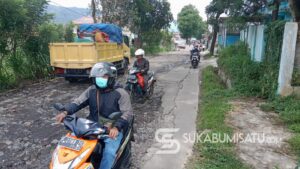 Waspada! Jalan di Kecamatan Sukalarang Sukabumi ini Rusak Parah, Membahayakan Pengendara