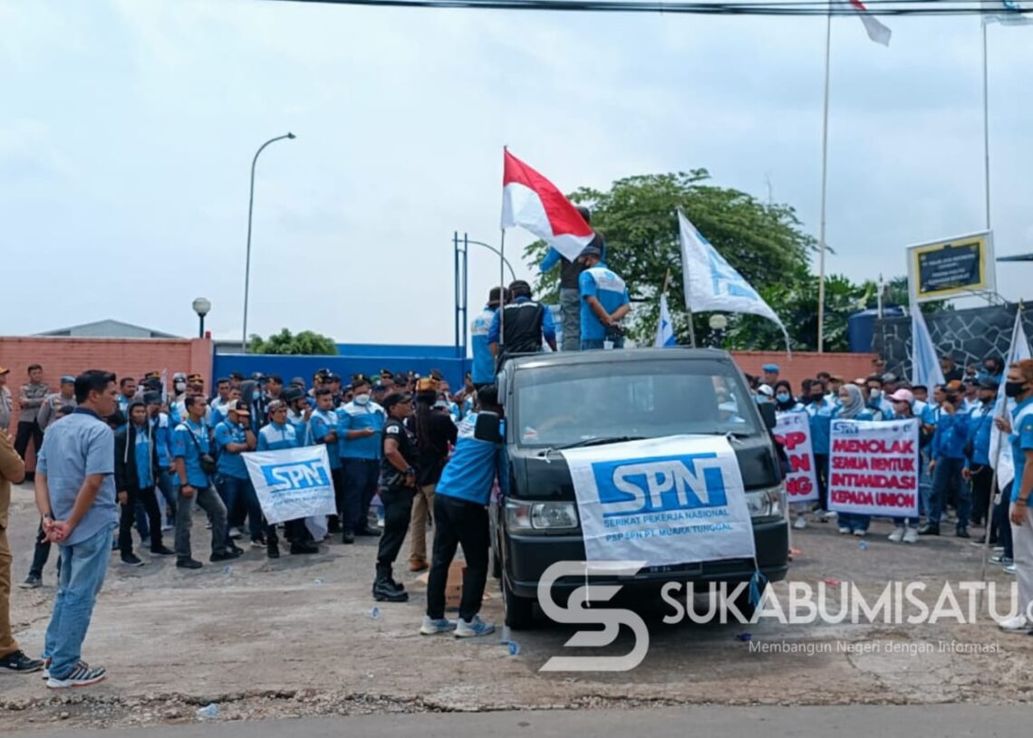 Dugaan Pemberangusan Serikat Kerja, Ratusan Buruh Geruduk Pabrik Garmen di Kadudampit Sukabumi