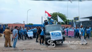 Dugaan Pemberangusan Serikat Kerja, Ratusan Buruh Geruduk Pabrik Garmen di Kadudampit Sukabumi