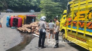 Kata Polisi Soal Truk Angkut Kayu Terguling di Tanjakan Baeud Sukabumi