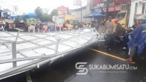 Ngeri! Angin Kencang Terbangkan Atap Ruko ke Jalanan di Pasar Parungkuda Sukabumi