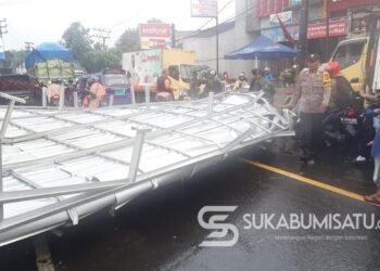 Ngeri! Angin Kencang Terbangkan Atap Ruko ke Jalanan di Pasar Parungkuda Sukabumi