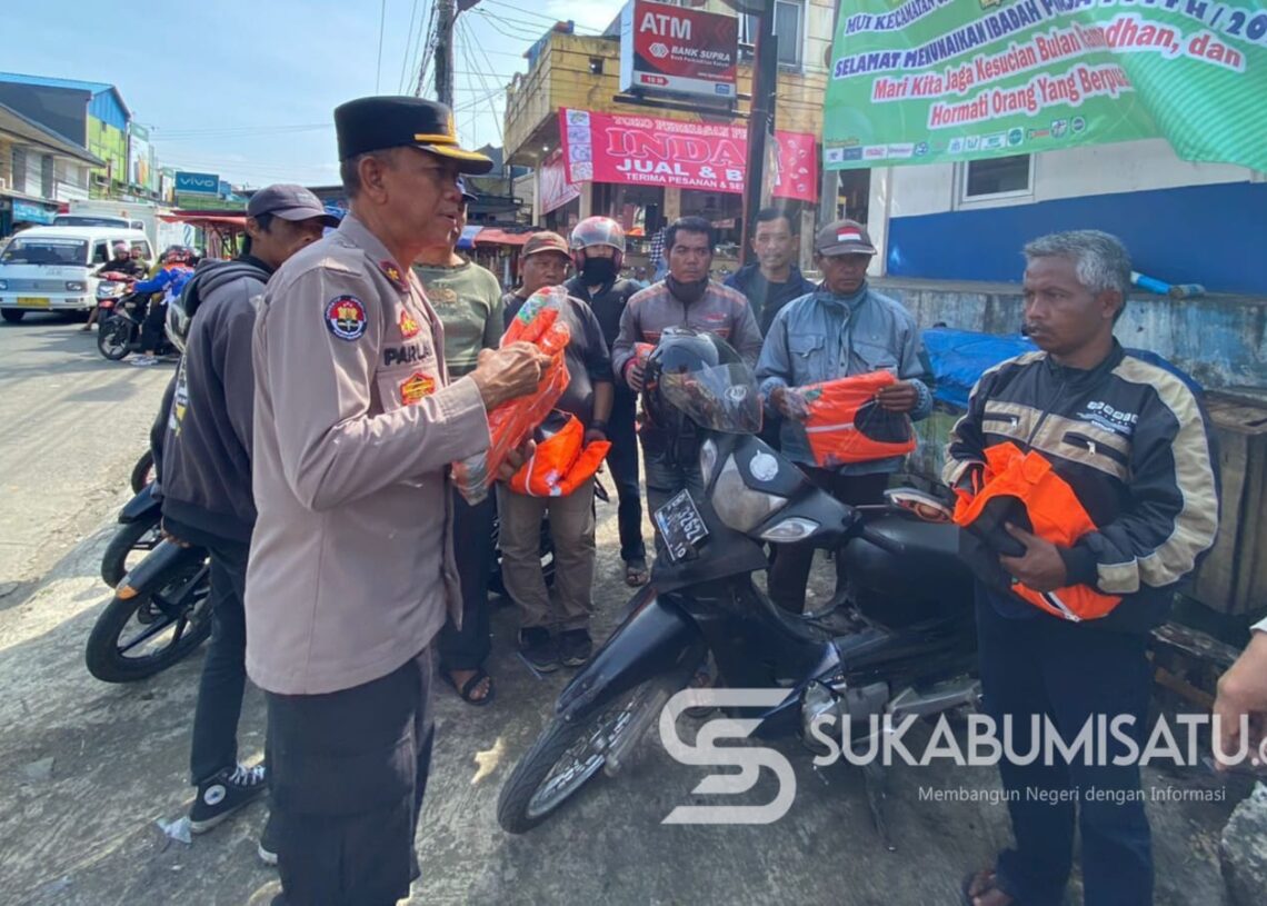 Polsek Cicurug Polres Sukabumi Bagikan Rompi Kepada Tukang Ojek Kamtibmas