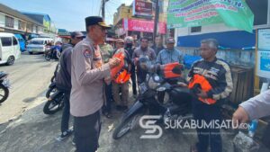 Polsek Cicurug Polres Sukabumi Bagikan Rompi Kepada Tukang Ojek Kamtibmas