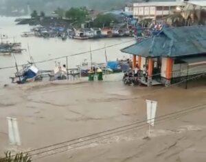 Viral Banjir Terjang Dermaga Palabuhanratu, Warung Jebol Perahu Nyaris Terbalik