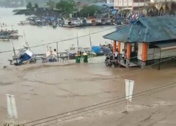 Viral Banjir Terjang Dermaga Palabuhanratu, Warung Jebol Perahu Nyaris Terbalik