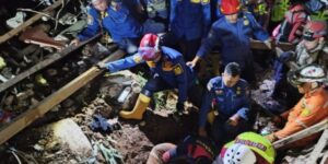 Longsor Timbun Belasan Orang di Bogor: 11 Selamat, 2 Tewas, dan 4 Dalam Pencarian