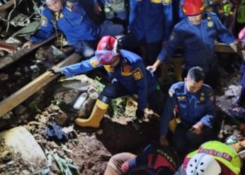 Longsor Timbun Belasan Orang di Bogor: 11 Selamat, 2 Tewas, dan 4 Dalam Pencarian