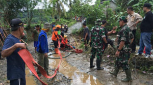 Petugas Gabungan Gotong Royong Perbaiki Akses Jalan Tergerus Banjir di Warungkiara Sukabumi