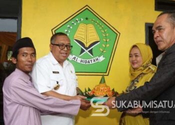 Resmikan MDTA Al-Hidayah Pabuaran, Bupati Marwan Bagikan 6.500 Bibit Pohon Buah
