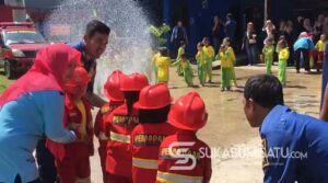 Saat Puluhan Siswa SPS Anggreng Jelegong Nagrak Rasakan Pengalaman jadi Pemadam Kebakaran