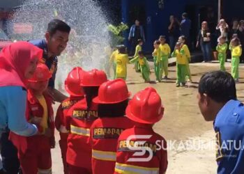 Saat Puluhan Siswa SPS Anggreng Jelegong Nagrak Rasakan Pengalaman jadi Pemadam Kebakaran